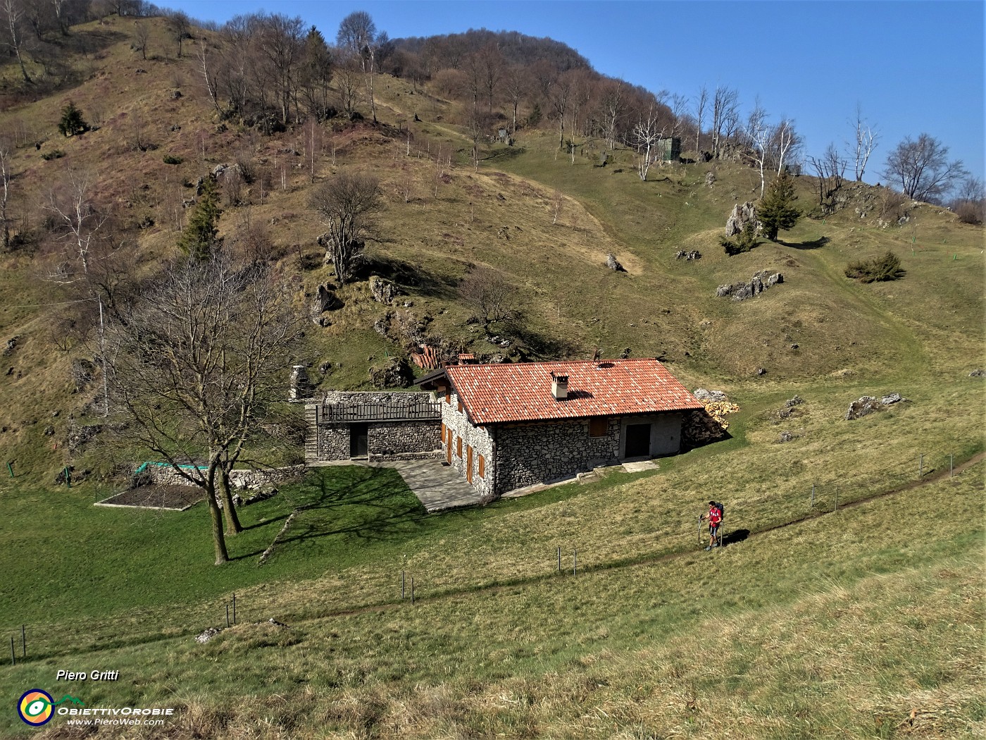 66 In discesa verso il Rif. Monte Zucco.JPG